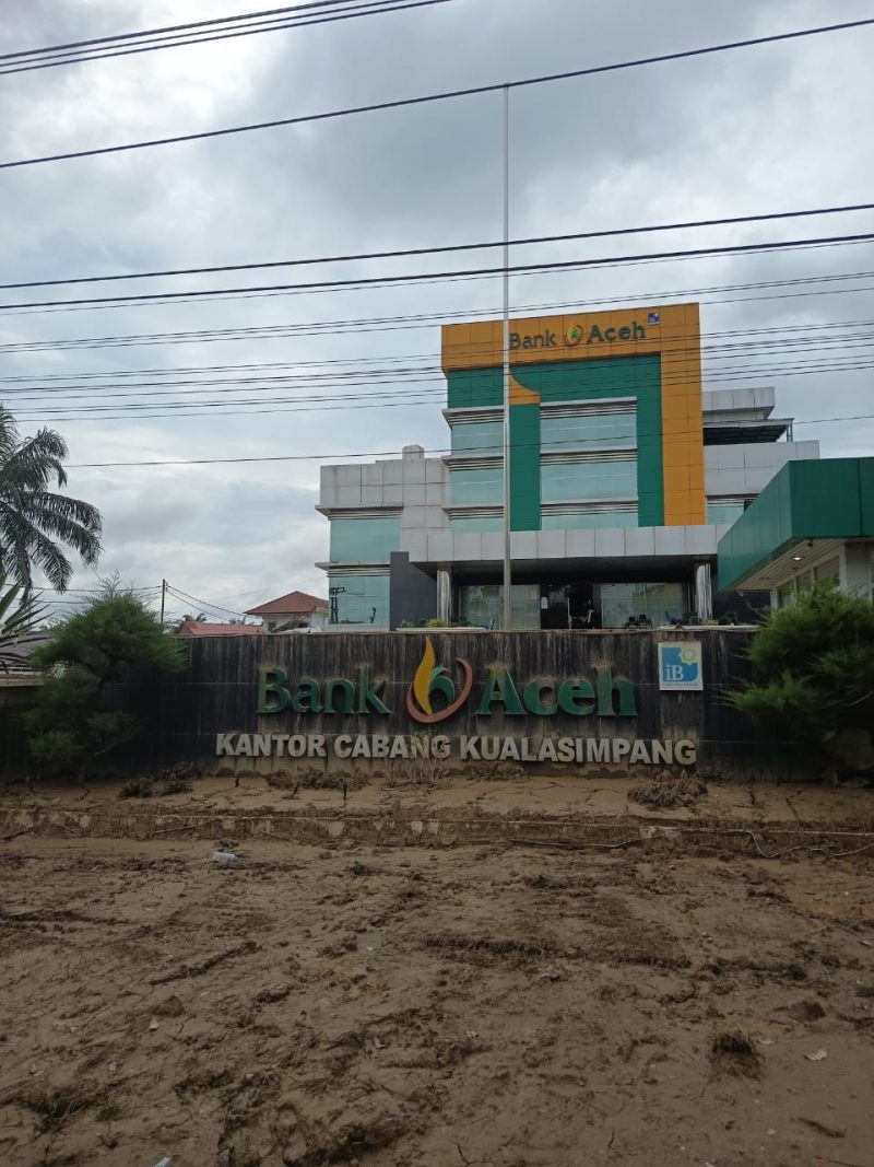 Kantor Bank Aceh - Kondisi kantor Bank Aceh Cabang Kualasimpang yang sempat terendam banjir bandang saat ini sudah aktif kembali dan mulai melakukan pendataan, verifikasi, serta perumusan solusi restrukturisasi bagi nasabah yang terdampak.