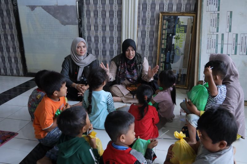 Ketua Umum PIKABAS Bank Aceh Syariah, Ernita Fadhil Ilyas (tengah), didampingi pengurus, memberikan pendampingan psikososial kepada anak-anak korban banjir dalam rangkaian kegiatan PIKABAS Peduli di salah satu wilayah terdampak banjir di Aceh.