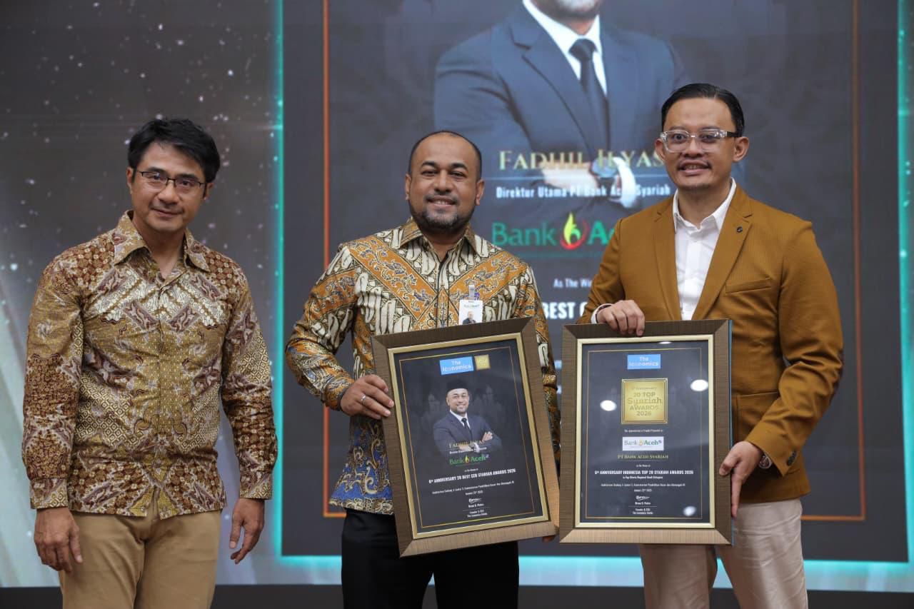 Direktur Utama Bank Aceh, Fadhil Ilyas (tengah) menerima penghargaan Best CEO Syariah dan Top Sharia Regional Bank dalam ajang bergengsi yang diserahkan langsung oleh Founder & CEO The Iconomics Media, Bram S Putro, didampingi Director of Research & Brand Strategy, Alex Mulya, di Jakarta, Kamis (22/01/2026).