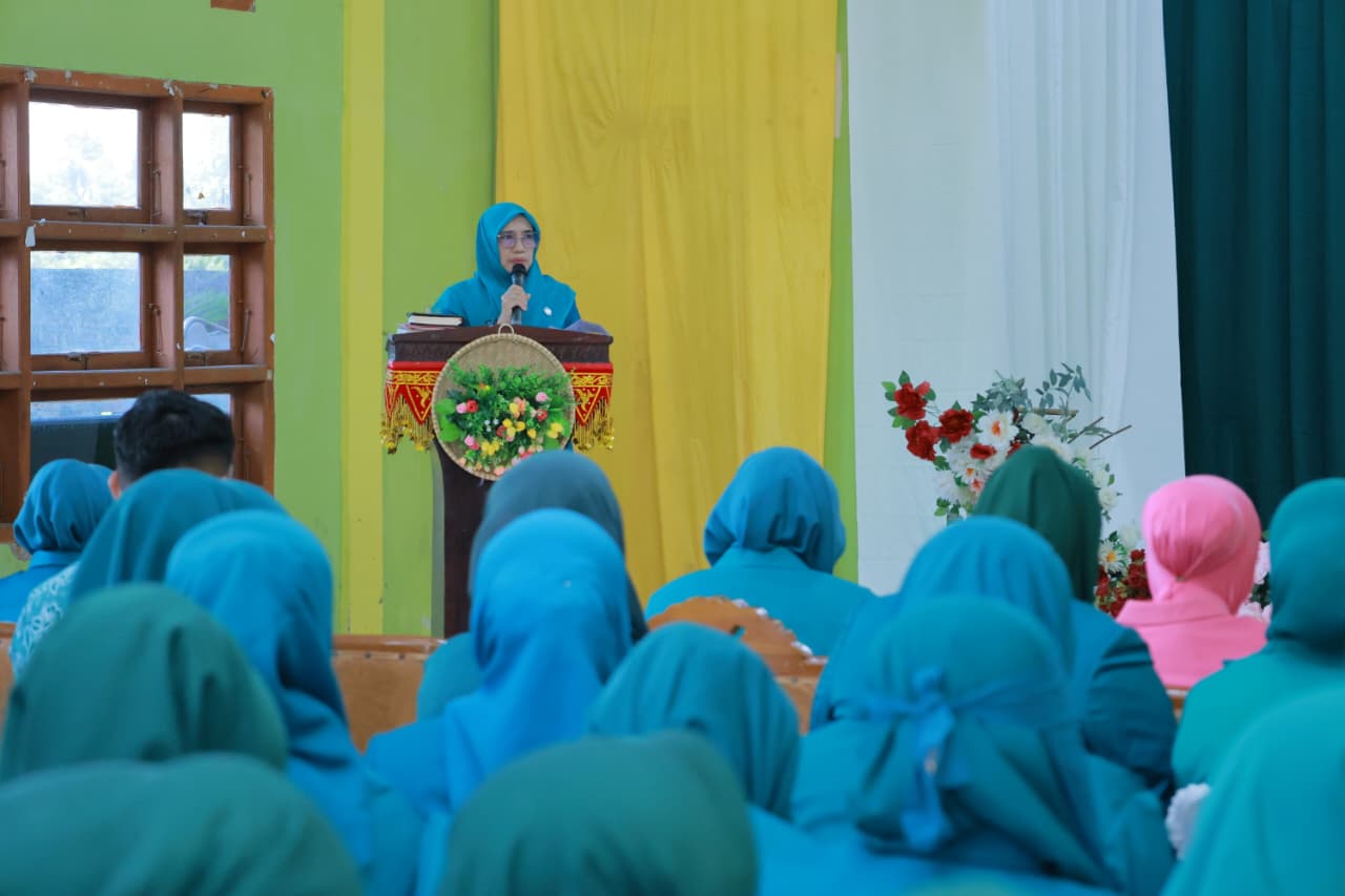 Wakil Ketua I TP—PKK Aceh Besar Hj. Nurul Fazli, S.Ag memberi sambutan saat pelantikan Ketua TP—PKK dan Bunda PAUD Gampong di Aula UDKP Kantor Camat Seulimuem, Kabupaten Aceh Besar, Senin (26/01/2026).