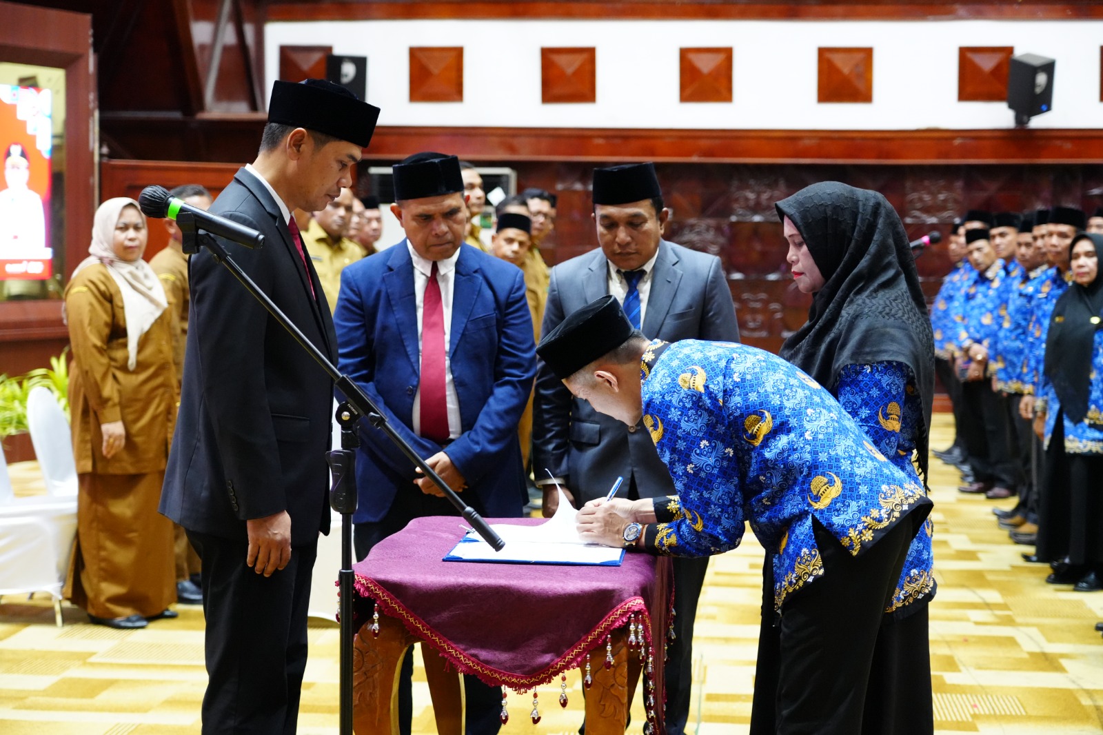 Sekretaris Daerah Aceh, M. Nasir, S.IP., MPA, didampingi Plt Kepala Dinas Pendidikan Aceh, Murthalamuddin, S.Pd., MSP, Kepala Bidang Pembinaan SMA dan PKLK Syarwan Joni, S.Pd., M.Pd menandatangani berita acara pelantikan dan sumapah jabatan Kepala SMA, SMK dan SLB se Aceh yang berlangsung di Anjong Monmata Banda Aceh.