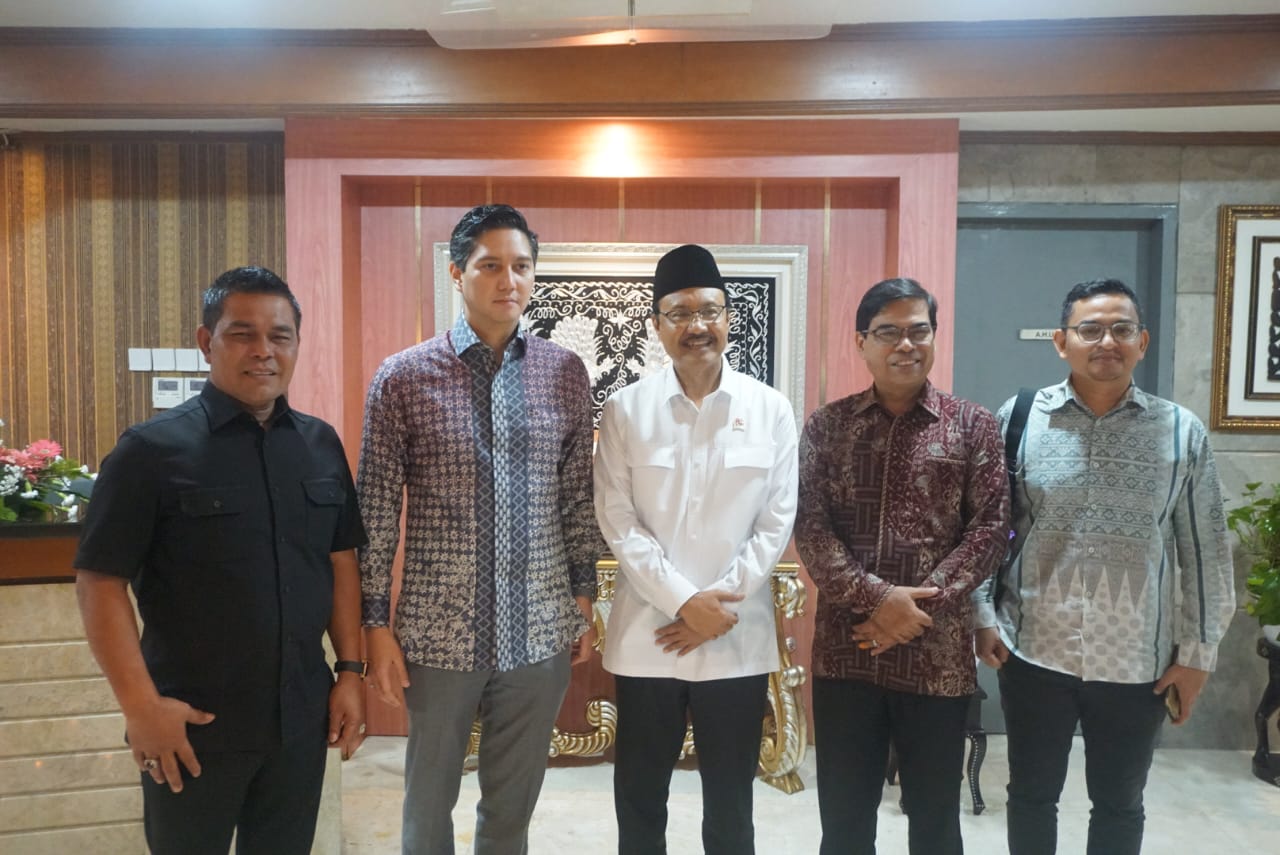 Foto bersama Bupati Aceh Besar H Muharram Idris (Syech Muharram), dengan Menteri Sosial RI Saifullah Yusuf (Gus Ipul), di Kantor Kementerian Sosial RI, Jakarta Pusat, Rabu (28/01/2026).