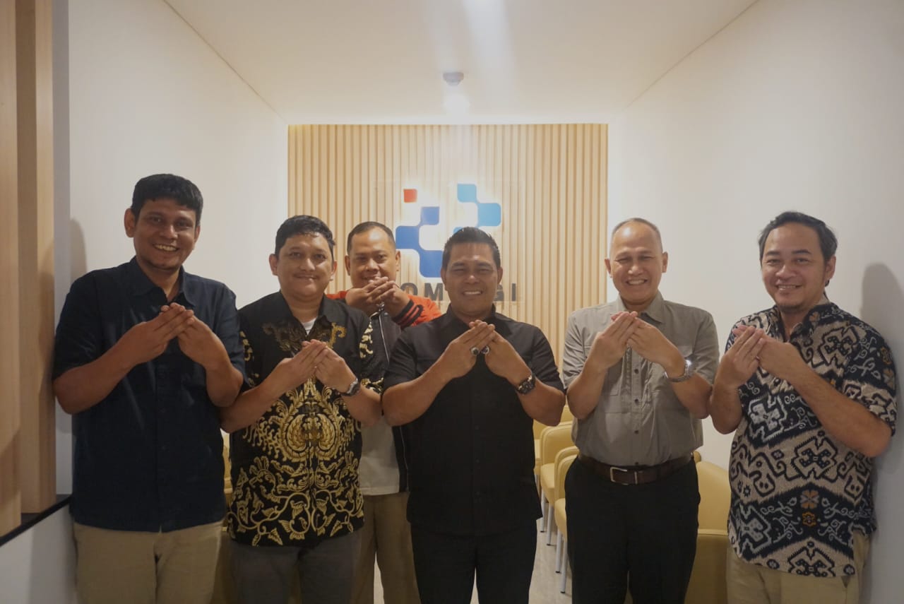 Foto bersama usai Bupati Aceh Besar H Muharram Idris (Syech Muharram) melakukan audiensi dengan Direktur Akselerasi Ditjen Fasilitasi Kementerian Komunikasi dan Digital Republik Indonesia, Mulyadi, di Lantai 6 Gedung Sapta Pesona, Jakarta, Kamis (29/01/2026). 