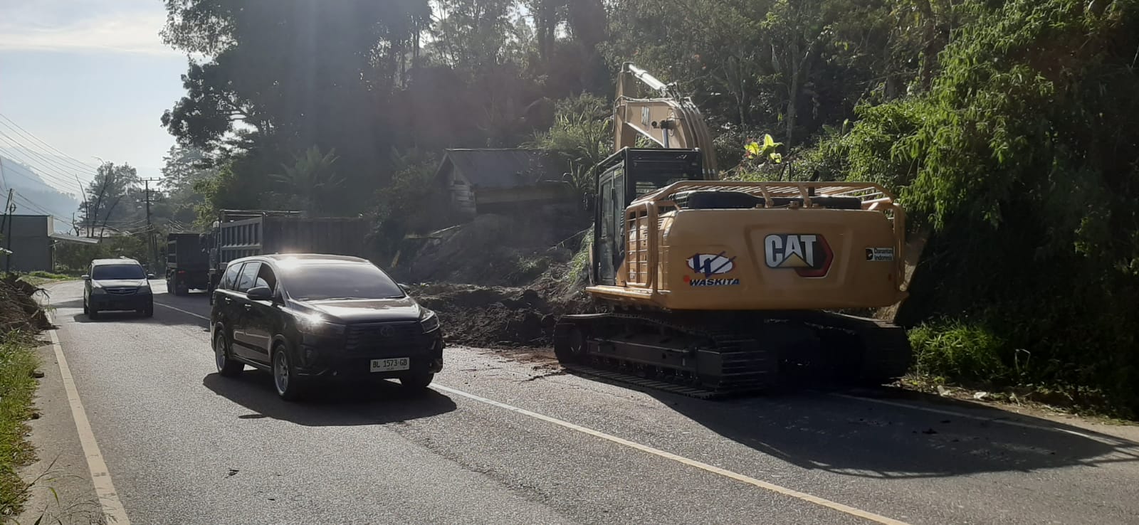 Pemerintah mempercepat pembersihan material sisa bencana Banjir dan Longsor di jalan lintas Takengon-Bireun,Sabtu (31/01/2026).
