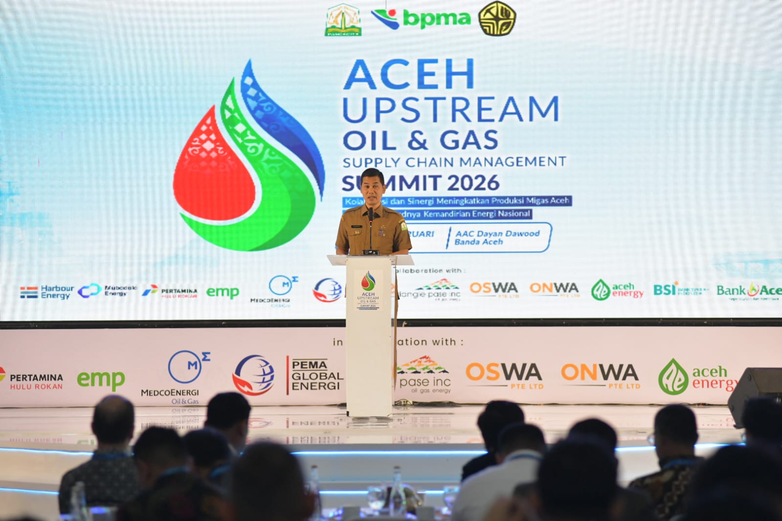 Sekda Aceh, M. Nasir, S.IP, MPA menyampaikan Sambutan sekaligus membuka Aceh Upstream Oil dan Gas Supply Chain Management Summit 2026 di Gedung Dayan Dawood, Darussalam, Senin,(02/02/2026).