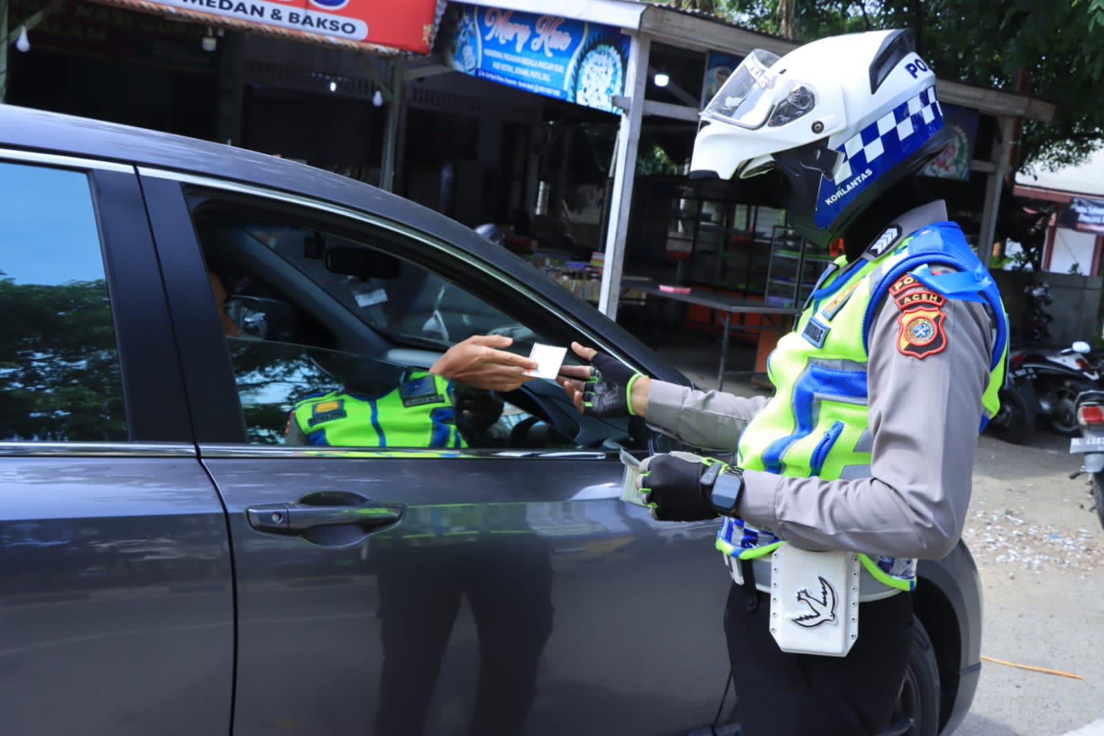 Satuan Tugas Penegakan Hukum (Satgas Gakkum) Polda Aceh melaksanakan patroli serta penegakan hukum lalu lintas secara humanis, Selasa (03/02/2026).