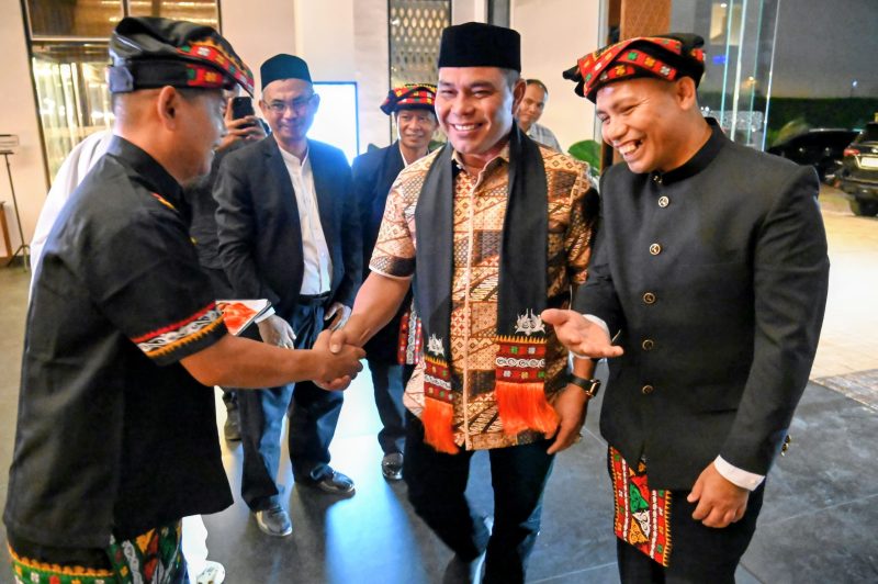 Bupati Aceh Besar, H Muharram Idris bersalaman dengan Ketua Pengurus Keluarga Negeri Antara (KNA) Priode 2025-2030 di The Pade Hotel, Kecamatan Darul Imarah, Aceh Besar, Sabtu (07/02/2026).