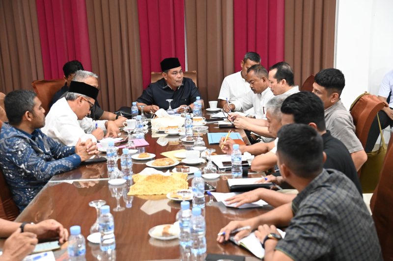 Bupati Aceh Besar, H Muharram Idris pimpin rapat peningkatan kinerja bersama sejumlah Organisasi Perangkat Daerah (OPD) terkait di Gedung Dekranasda Aceh Besar, Gani, Kecamatan Ingin Jaya, Jum’at (13/02/2026). 